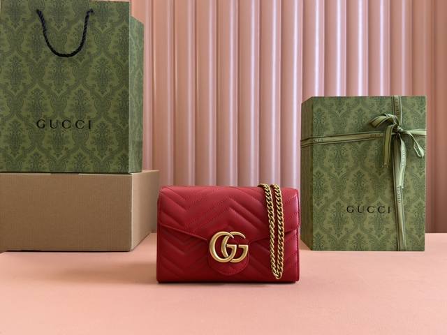 原厂皮配专柜全套包装 Gg Marmont系列绗缝迷你手袋。Gucci经典小件配饰继续围绕品牌不断发展的美学理念为自身注入新的活力。作为春夏系列的一款力作，皮具