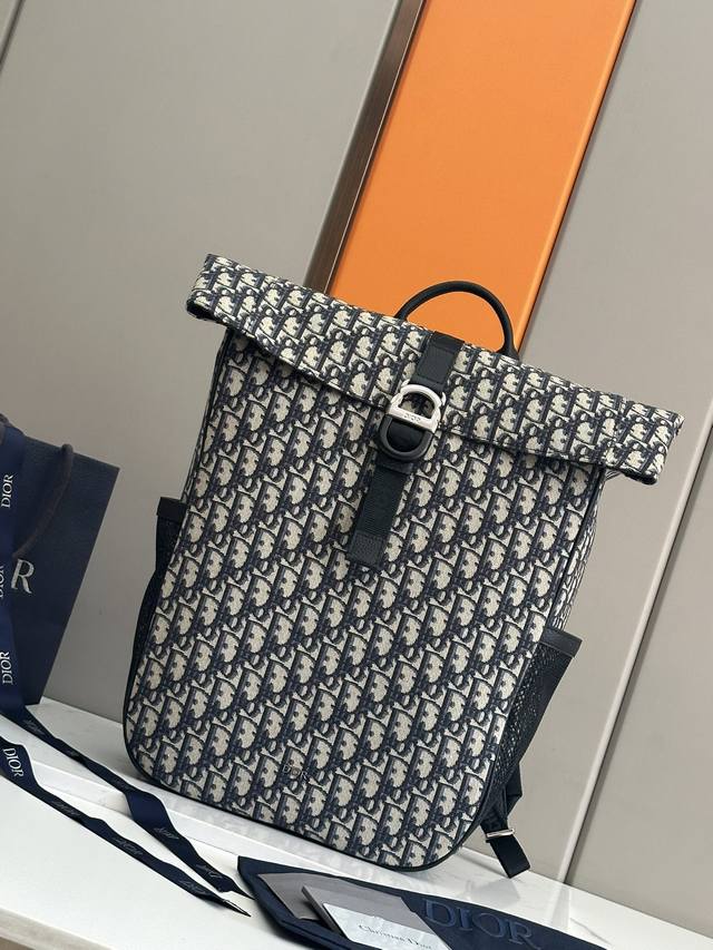 这款 Dior 8 卷顶双肩背包是二零二五春季男装系列新品,时尚且实用。采用黑色 Oblique 印花面料等材质精心制作,搭配带有 Dior 8 搭扣的自扣式翻 这款 Dior 8 卷顶双肩背包是二零二五春季男装系列新品,时尚且实用。采用黑色 Oblique 印花面料等材质精心制作,搭配带有 Dior 8 搭扣的自扣式翻