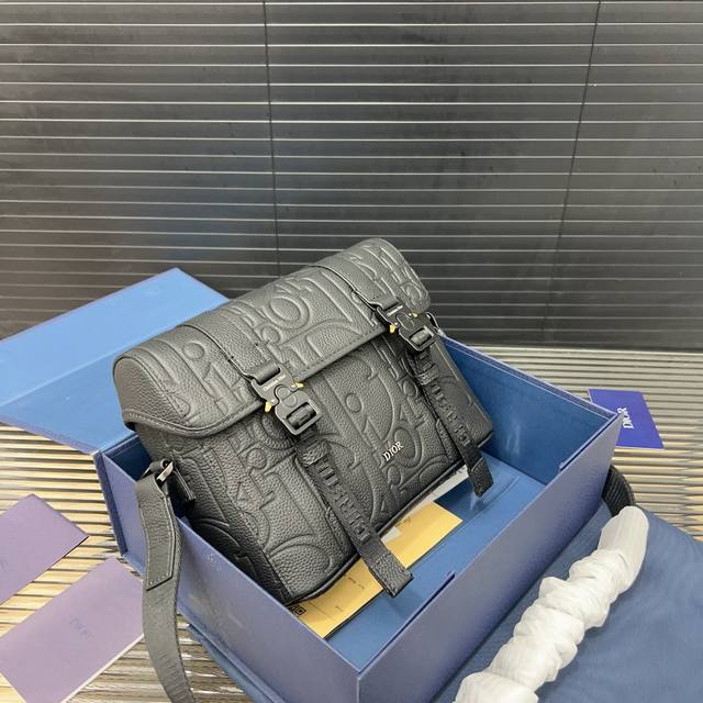 Dior 迪奥 Hit The Road Gravity翻盖邮差包单肩斜挎包 男款 黑色 明星单品 采用优质原厂材质 高端品质 配送礼盒 规格: 24 X 20 Dior 迪奥 Hit The Road Gravity翻盖邮差包单肩斜挎包 男款 黑色 明星单品 采用优质原厂材质 高端品质 配送礼盒 规格: 24 X 20