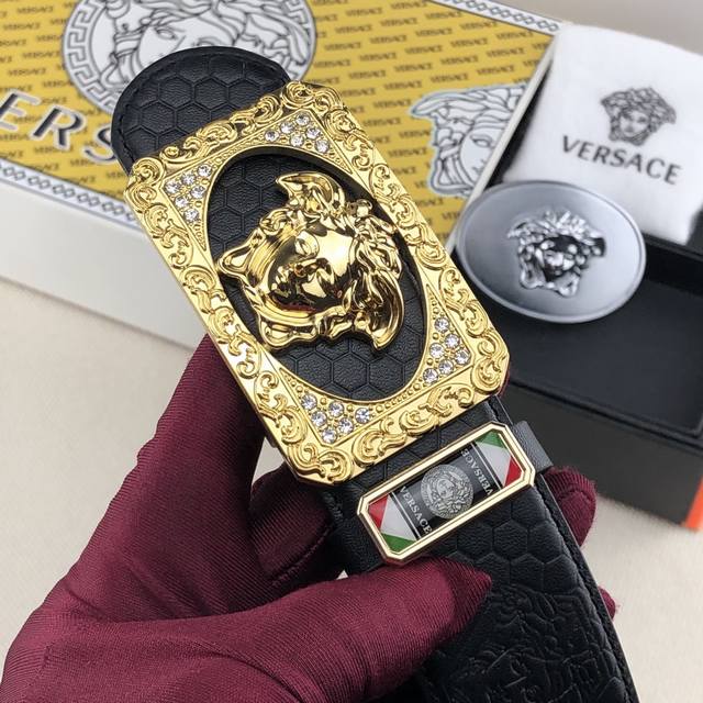 双扣头套装 可单扣 批 配送如图代购礼盒 品牌：Versace双扣套装 扣头材质：精品镶钻扣 带身材质正面：38Mm宽度双面头层牛皮压纹工艺腰带，纯钢质真空电镀