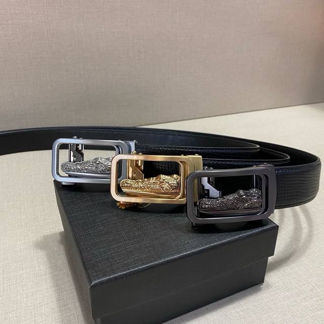 宽度3.5厘米 给皮带注入独一无二的灵魂。 男子的腰间精灵 打开高级定制的大门 魔鬼住在细节中 懂腰带的男子都是细节掌控者 腰带只分两种 “高级定制腰带”和“其 宽度3.5厘米 给皮带注入独一无二的灵魂。 男子的腰间精灵 打开高级定制的大门 魔鬼住在细节中 懂腰带的男子都是细节掌控者 腰带只分两种 “高级定制腰带”和“其