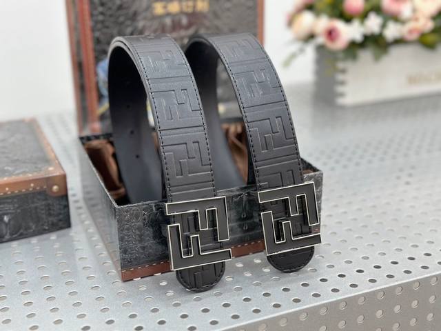 芬迪fendi原版品质,标志造型宽皮带,双面可用 百搭款式,品质保证 芬迪fendi原版品质,标志造型宽皮带,双面可用 百搭款式,品质保证