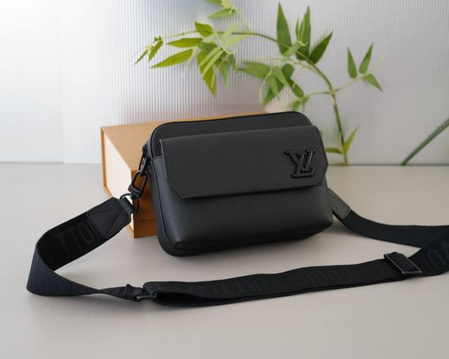 路易威登 官网同步 高版本 斜挎单肩背包 永恒不过时的标志性产品 纯原单小牛皮 顶级五金制作 非市面普通版本 今年lv最爱的款式 全部实拍 实用性非常高 完全不