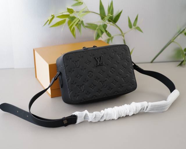 路易威登 官网同步 高版本 斜挎单肩背包 永恒不过时的标志性产品 纯原单小牛皮 顶级五金制作 非市面普通版本 今年lv最爱的款式 全部实拍 实用性非常高 完全不