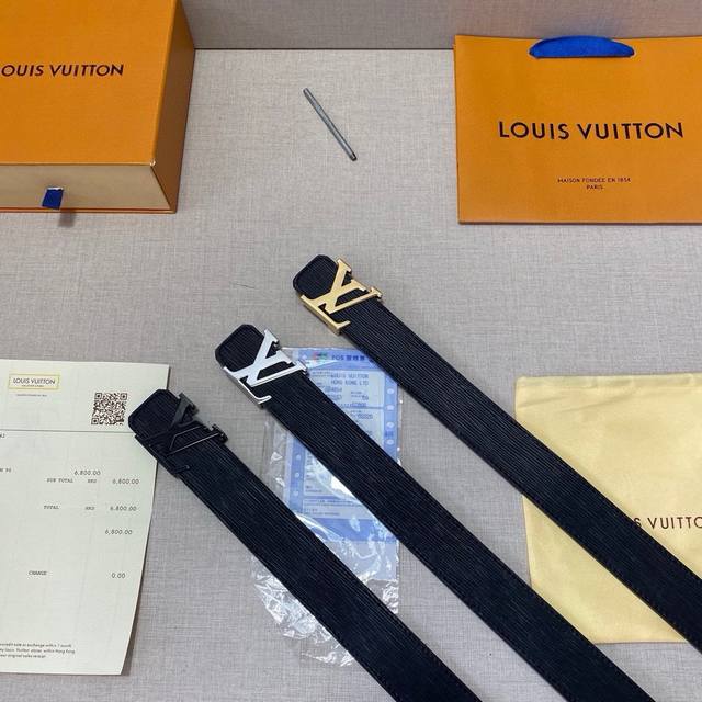 品牌：Lv路易威登 等级：男士皮带.定制头牛层皮.双面可用。油精边致、官同网步新款 配专全柜套包装 送眼打针 长度不裁剪 扣头：钢扣 长度：100 125Cm