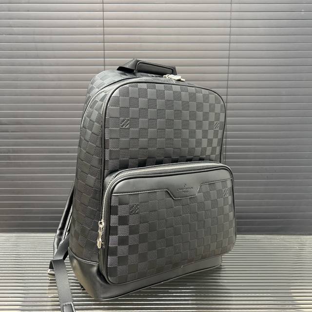 Louisvuitton 路易威登 Racer 双肩包 男士背包 电脑包 采用精湛镶嵌细工，经典百搭 实物拍摄 原厂原版面料 配送防尘袋 38 X 30 Cm。