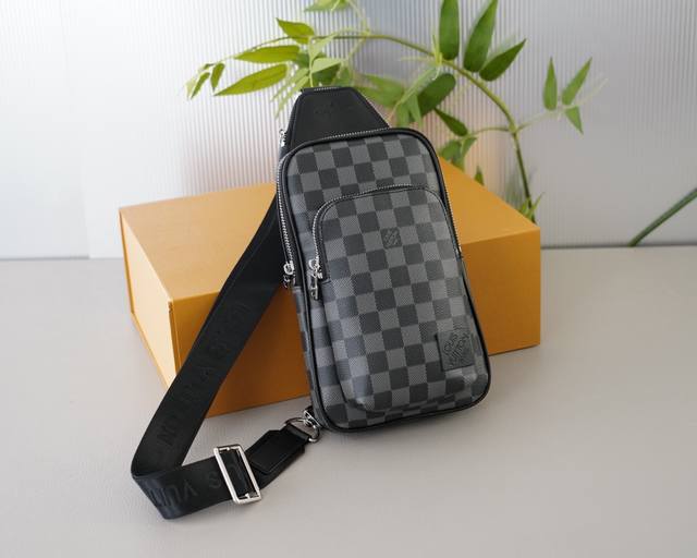 路易威登 官网同步 高版本 胸包 永恒不过时的标志性产品 纯原单牛皮 顶级五金制作 非市面普通版本 今年lv最爱的款式 全部实拍 实用性非常高 完全不用担心穿搭