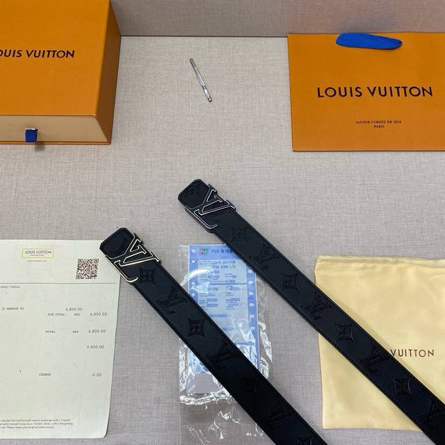 品牌：Lv路易威登 等级：男士皮带.定制头牛层皮.双面可用。油精边致、官同网步新款 配专全柜套包装 送眼打针 长度不裁剪 扣头：广州原版扣 长度：100 125