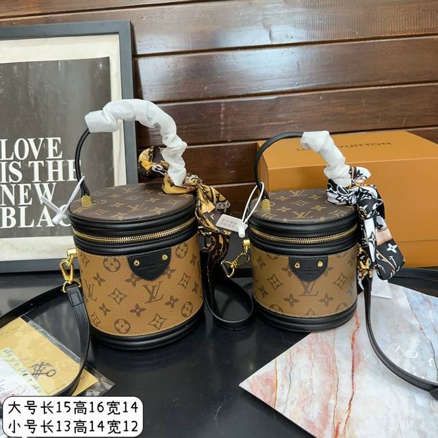 小号 大号 全套包装 折叠礼盒 送丝巾 Lv 超精致的cannes 发财桶 继续复古风当道 向旅行用品的经典款化妆桶cannes致敬 圆桶的包型亮点十足 采用老 小号 大号 全套包装 折叠礼盒 送丝巾 Lv 超精致的cannes 发财桶 继续复古风当道 向旅行用品的经典款化妆桶cannes致敬 圆桶的包型亮点十足 采用老