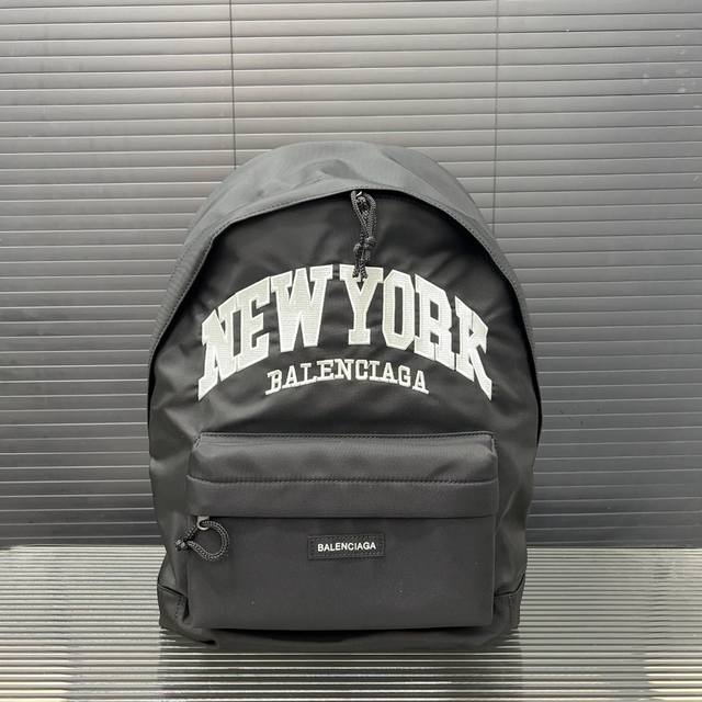 Balecntaga 巴黎世家 字母双肩包 男女通用背包 经典复刻设计 采用精湛镶嵌细工 实物拍摄 原厂原版面料 配送防尘布袋 42 X 33 Cm。