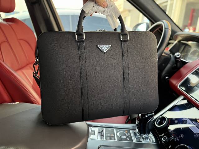 牛皮版高端货 “ Prada ”普拉达公文包普拉达手提包 男士荔枝纹牛皮公文包 顶级进口原厂面料高清五金logo标志、专用里内里。电脑隔层,拉链暗袋。顺滑拉链、 牛皮版高端货 “ Prada ”普拉达公文包普拉达手提包 男士荔枝纹牛皮公文包 顶级进口原厂面料高清五金logo标志、专用里内里。电脑隔层,拉链暗袋。顺滑拉链、
