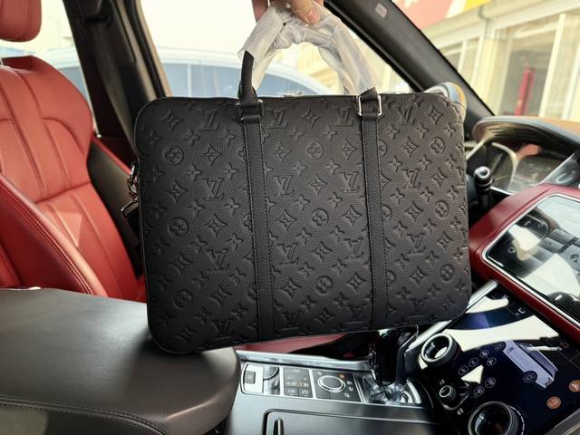 牛皮版高端货 “ Louis Vuitton ”Lv公文包路易威登手提包 男士荔枝纹牛皮公文包 顶级进口原厂面料高清五金logo标志、专用里内里。电脑隔层，拉链