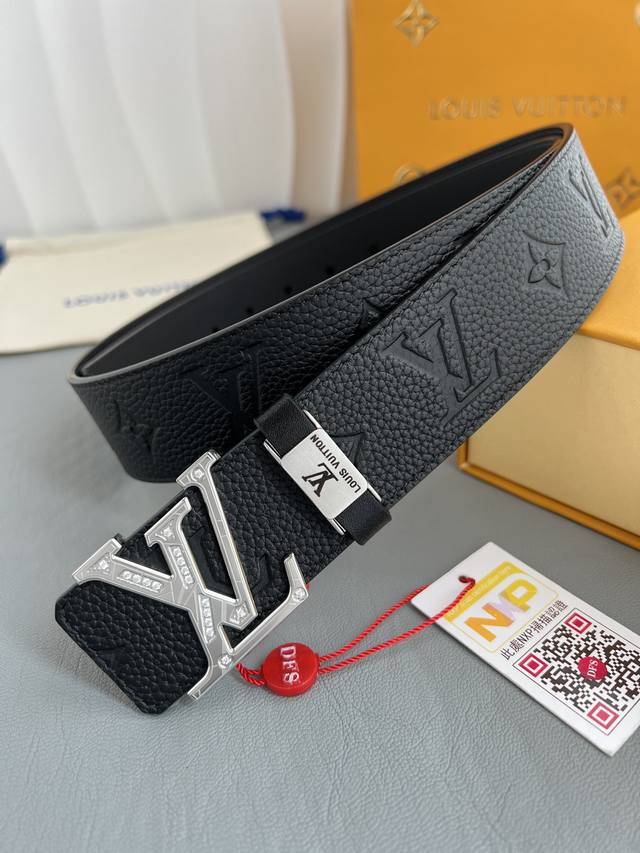 品名： Lv..路易..威登腰带皮带原单 型号：挂扣，经典纯钢材质镶钻字母挂扣，头层牛皮，图片实物拍摄 材料：头层牛皮，挂扣系列，纯钢材质扣头，钯镀电镀工艺永不