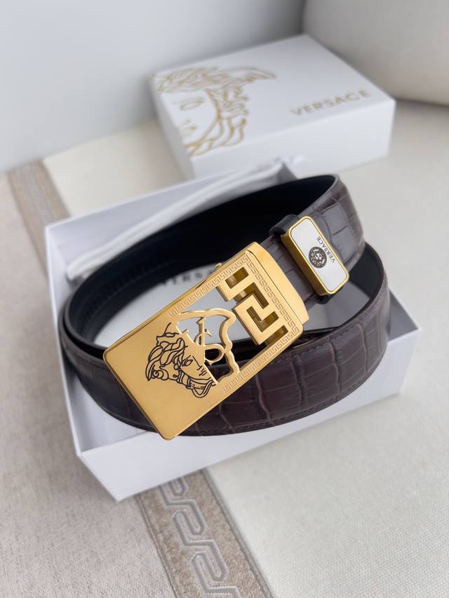 品名:范思哲.Versace.皮带腰带自动皮带 型号:自动带,纯钢材质经典人头自动扣,图片实物拍摄 腰带:百分百头层牛皮,自动带身,保证真皮。24K纯钢扣永不掉 品名:范思哲.Versace.皮带腰带自动皮带 型号:自动带,纯钢材质经典人头自动扣,图片实物拍摄 腰带:百分百头层牛皮,自动带身,保证真皮。24K纯钢扣永不掉