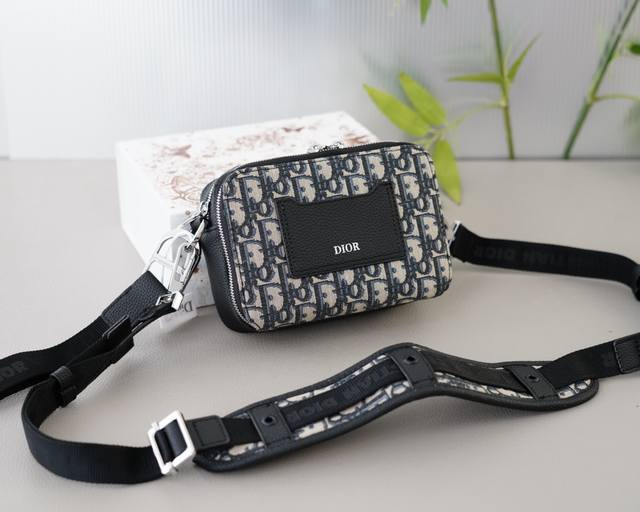 迪奥 官网同步 高版本 斜挎单肩背包 永恒不过时的标志性产品 纯原单布料 顶级五金制作 非市面普通版本 今年dior最爱的款式 全部实拍 实用性非常高 完全不用