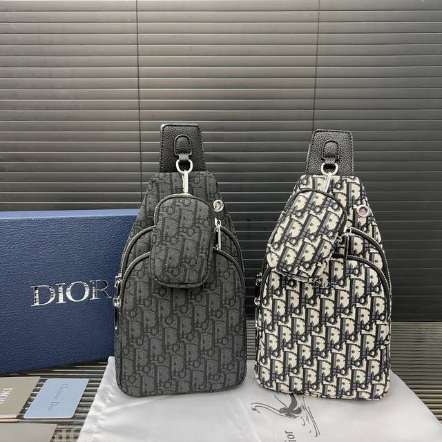 Dior 迪奥 二合一 Cd刺绣针织胸包 男女通用斜挎背包 采用精湛镶嵌细工,经典百搭 实物拍摄 原厂原版面料 配送防尘袋 礼盒 28 X 15 Cm。 Dior 迪奥 二合一 Cd刺绣针织胸包 男女通用斜挎背包 采用精湛镶嵌细工,经典百搭 实物拍摄 原厂原版面料 配送防尘袋 礼盒 28 X 15 Cm。