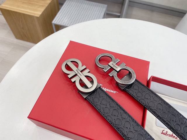 菲拉格慕 通用大爆款 宽度:3.5厘米 专柜臻至精品 双色正品美到不敢直视 纹路清晰 手感细腻 软硬耐用 简约而不简单 双面可用 众多大咖明星追捧的一款 上身效 菲拉格慕 通用大爆款 宽度:3.5厘米 专柜臻至精品 双色正品美到不敢直视 纹路清晰 手感细腻 软硬耐用 简约而不简单 双面可用 众多大咖明星追捧的一款 上身效