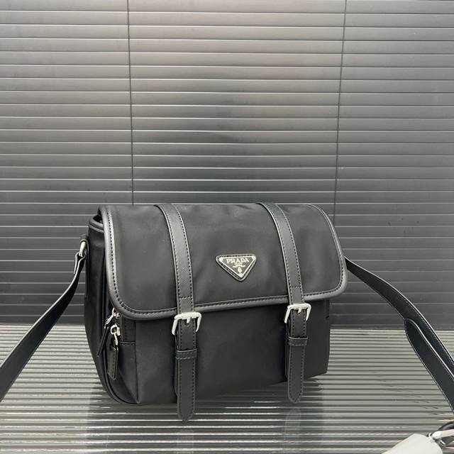 Prada 普拉达 尼龙布翻盖邮差包 男女通用斜挎包 采用精湛镶嵌细工,经典百搭 实物拍摄 原厂原版面料 配送防尘袋 27 X 21 Cm。 Prada 普拉达 尼龙布翻盖邮差包 男女通用斜挎包 采用精湛镶嵌细工,经典百搭 实物拍摄 原厂原版面料 配送防尘袋 27 X 21 Cm。