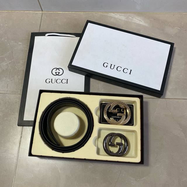古驰gucci精品款 ☆双扣礼盒套装 含礼盒 专柜有售 Gucci专柜在售正品 此款采用头层牛皮制作 走线油边细致 正品开模 搭配广州原版扣经久耐用、3.8Cm