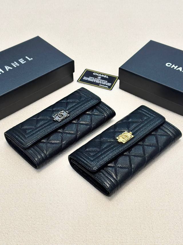 颜色 黑金扣 黑银扣尺寸 19X10永恒的经典,小香两折钱包已出货 采用进口鱼子酱牛皮,菱格绣花 手感柔软 时尚又大方 颜色 黑金扣 黑银扣尺寸 19X10永恒的经典,小香两折钱包已出货 采用进口鱼子酱牛皮,菱格绣花 手感柔软 时尚又大方