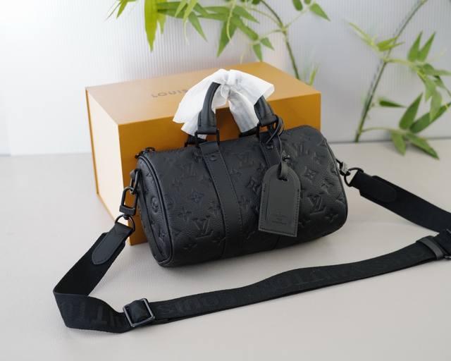 路易威登 官网同步 高版本 斜挎单肩背包 永恒不过时的标志性产品 纯原单牛皮 顶级五金制作 非市面普通版本 今年lv最爱的款式 全部实拍 实用性非常高 完全不用