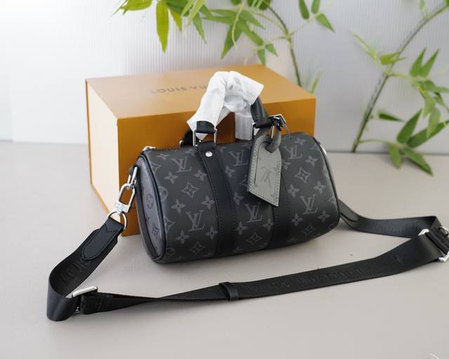 路易威登 官网同步 高版本 斜挎单肩背包 永恒不过时的标志性产品 纯原单牛皮 顶级五金制作 非市面普通版本 今年lv最爱的款式 全部实拍 实用性非常高 完全不用