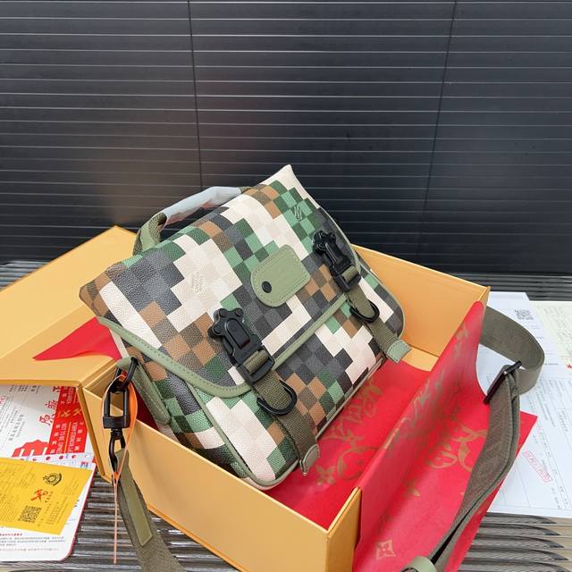 Louisvuitton 路易威登 原版 Trail Quest 迷彩翻盖邮差包 单肩包斜挎包 采用精湛镶嵌细工 经典百搭 实物拍摄 原厂原版面料 配送防尘袋