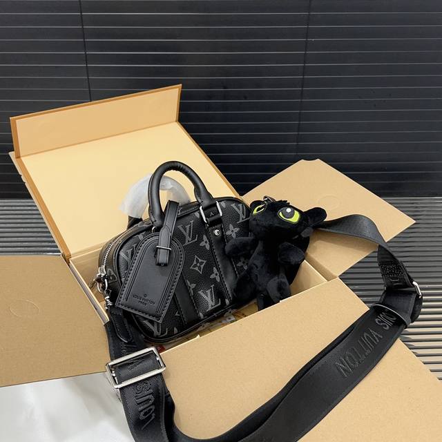 Louisvuitton 路易威登 Nano Porte手机包 单肩斜挎包 采用精湛镶嵌细工,经典百搭 实物拍摄 原厂原版面料 礼盒 20 X 13Cm。 Louisvuitton 路易威登 Nano Porte手机包 单肩斜挎包 采用精湛镶嵌细工,经典百搭 实物拍摄 原厂原版面料 礼盒 20 X 13Cm。