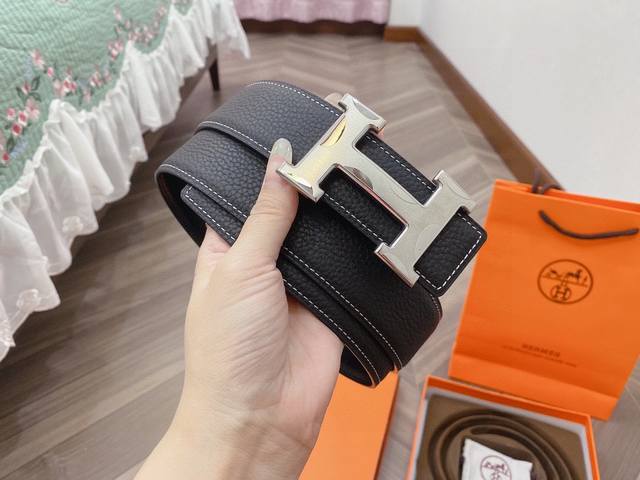 高级腰饰 -Hermès爱马仕经典元素,腰带专用料togo皮制作,正反两面呈现不同色调,扣头金属工艺,经手工打磨而成,环绕细节,定格精彩瞬间。38Mm. 高级腰饰 -Hermès爱马仕经典元素,腰带专用料togo皮制作,正反两面呈现不同色调,扣头金属工艺,经手工打磨而成,环绕细节,定格精彩瞬间。38Mm.