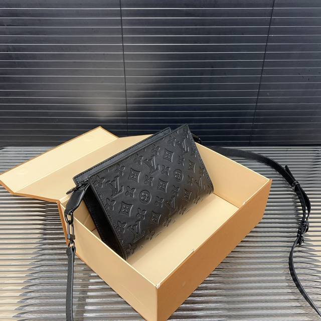 Louisvuitton 路易威登 Gaston Wearable Wallet 牛皮手袋 邮差包 多功能斜挎包单肩包 采用精湛镶嵌细工，经典百搭 实物拍摄 配