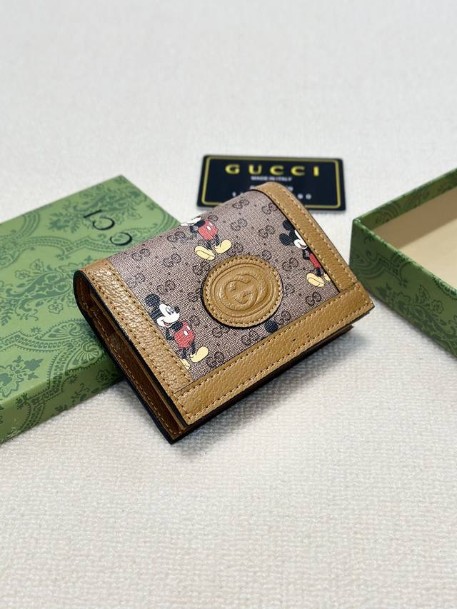 颜色 土黄尺寸 11*10*2 古奇专柜新款火爆登场! 采用头层牛皮,做工精致, 媲美专柜!多功能小钱包 超级实用 颜色 土黄尺寸 11*10*2 古奇专柜新款火爆登场! 采用头层牛皮,做工精致, 媲美专柜!多功能小钱包 超级实用