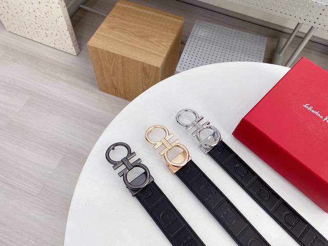 菲拉格慕 通用大爆款 宽度:3.5厘米 专柜臻至精品 双色正品美到不敢直视 纹路清晰 手感细腻 软硬耐用 简约而不简单 双面可用 众多大咖明星追捧的一款 上身效 菲拉格慕 通用大爆款 宽度:3.5厘米 专柜臻至精品 双色正品美到不敢直视 纹路清晰 手感细腻 软硬耐用 简约而不简单 双面可用 众多大咖明星追捧的一款 上身效