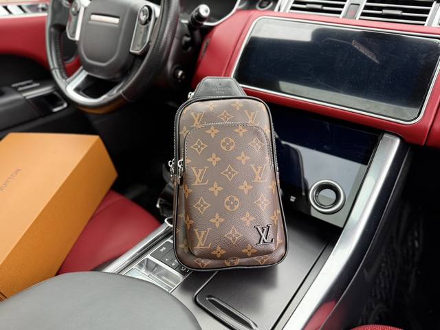 芯片版 高端货 新款 “Louis Vuitton”Lv胸包 Avenve 路易威登 单肩包 此款 Damier Graphite 帆布面料的 Avenue 单