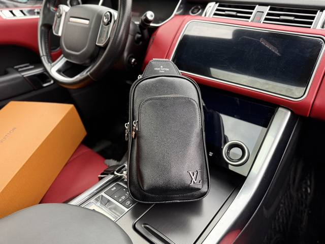 芯片版 高端货 新款 “Louis Vuitton”Lv胸包 Avenve 路易威登 单肩包 此款 Damier Graphite 帆布面料的 Avenue 单