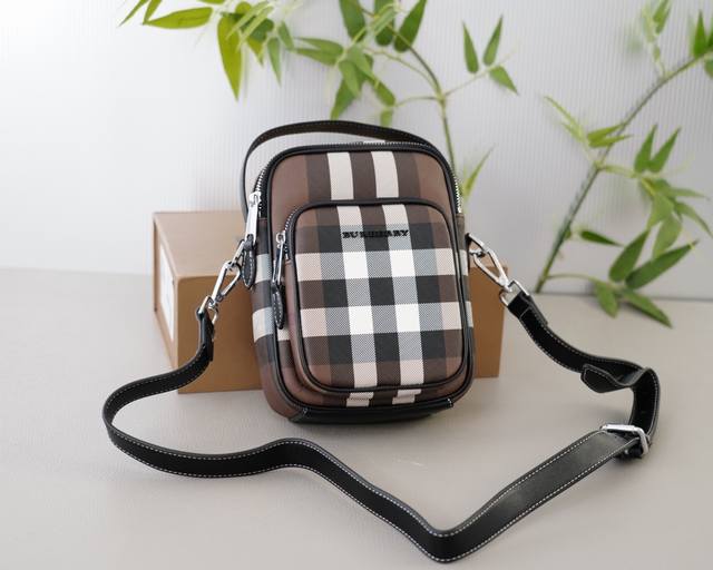 巴宝莉 官网同步 高版本 斜挎单肩背包 永恒不过时的标志性产品 纯原单牛皮 顶级五金制作 非市面普通版本 今年burberry最爱的款 全部实拍 实用性非常高
