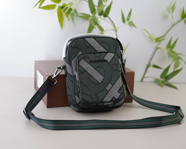 巴宝莉 官网同步 高版本 斜挎单肩背包 永恒不过时的标志性产品 纯原单布料 顶级五金制作 非市面普通版本 今年burberry最爱的款 全部实拍 实用性非常高