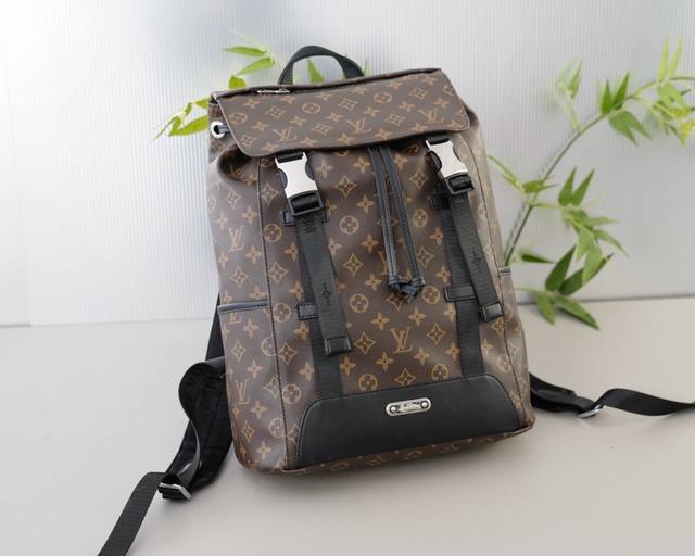路易威登 官网同步 高版本 原厂双肩背包 不要错过 全原材料制作 品质极好 超大容量 非市面普通货 来自贸易公司的狠货.. 强调一下 原厂 一直是抢爆的款式 专