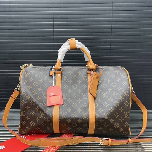 Louisvuitton 路易威登 Keepall 印花旅行袋 手提包袋 机场包 采用精湛镶嵌细工 实物拍摄 原厂原版面料 45 X 26 Cm。 Louisvuitton 路易威登 Keepall 印花旅行袋 手提包袋 机场包 采用精湛镶嵌细工 实物拍摄 原厂原版面料 45 X 26 Cm。