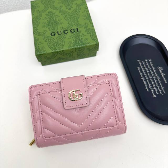 Guccl 8356颜色 黑 粉尺寸: 13.5X9.5X3.5专柜最新款火爆登场!采用头层小羊皮,做工精致, 媲美专柜!多功能小钱包,内隔丰富,超级实用! Guccl 8356颜色 黑 粉尺寸: 13.5X9.5X3.5专柜最新款火爆登场!采用头层小羊皮,做工精致, 媲美专柜!多功能小钱包,内隔丰富,超级实用!