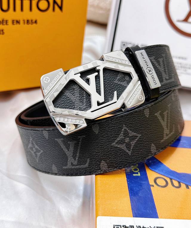 皮带:Lv..路易..威登镶嵌满钻 腰带:顶级原单复刻品质百分百头层牛皮,保证真皮。雕花镂空镶钻工艺.真空电镀.永不掉色.24K纯钢扣头层老花,黑格,棕格,黑花 皮带:Lv..路易..威登镶嵌满钻 腰带:顶级原单复刻品质百分百头层牛皮,保证真皮。雕花镂空镶钻工艺.真空电镀.永不掉色.24K纯钢扣头层老花,黑格,棕格,黑花