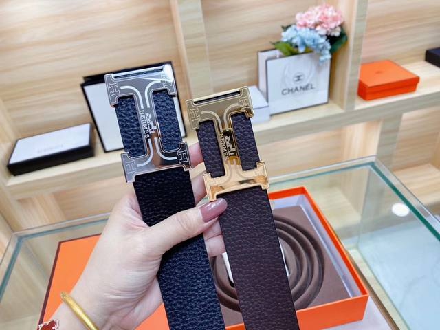 爱马仕进口头层荔枝纹牛皮,搭配原单新款18K钢扣扣头,双面可用,一面黑色 一面咖啡 彰显超凡品味,油边近乎完美,原单皮料定制,质感无可挑剔,专柜宽度3.8Cm。 爱马仕进口头层荔枝纹牛皮,搭配原单新款18K钢扣扣头,双面可用,一面黑色 一面咖啡 彰显超凡品味,油边近乎完美,原单皮料定制,质感无可挑剔,专柜宽度3.8Cm。