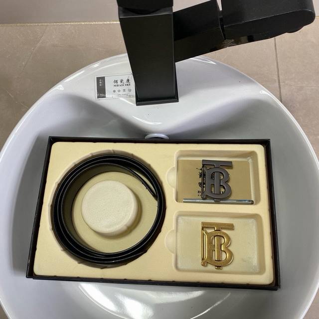 巴宝莉burberry精品款 新款扣 ☆双扣礼盒套装 含礼盒 专柜有售 巴宝莉burberry 专柜在售正品 此款采用头层牛皮制作 走线油边细致 正品开模 搭配