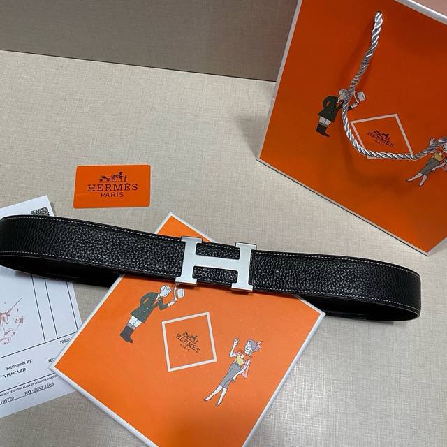 宽度38Mm 对于每一位男士来说都需要一个配的上自己的腰带,那么这款“H”系列的爱马仕腰带一定是不二选择 无论是对于西装还是休闲装来说这款爱马仕腰带都能为整体的 宽度38Mm 对于每一位男士来说都需要一个配的上自己的腰带,那么这款“H”系列的爱马仕腰带一定是不二选择 无论是对于西装还是休闲装来说这款爱马仕腰带都能为整体的