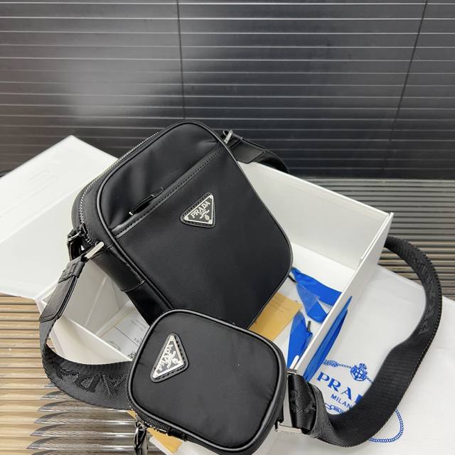 Prada 普拉达 Saffiano尼龙布二合一邮差包 单肩斜挎包 采用精湛镶嵌细工，经典百搭 实物拍摄 原厂原版面料 配送防尘袋 礼盒 22 X 18 Cm