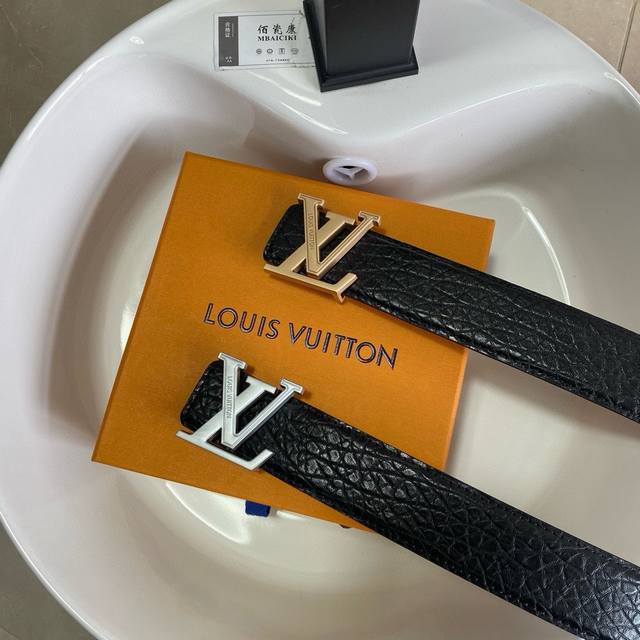 品牌:Lv路易威登 等级:男士皮带.定制头牛层皮.双面可用。油精边致、官同网步新款 配专全柜套包装 送眼打针 长度不裁剪 扣头:广州原版扣 长度:100 125 品牌:Lv路易威登 等级:男士皮带.定制头牛层皮.双面可用。油精边致、官同网步新款 配专全柜套包装 送眼打针 长度不裁剪 扣头:广州原版扣 长度:100 125