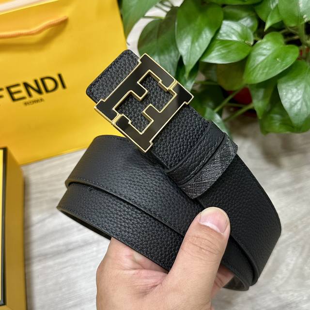 Fendi 芬迪 专柜同款 宽4.0Cm 双环正反用腰带 Ff按钉搭扣 黑色cuoio Romano皮革材质 反面面料带有烟草灰和黑色ff图案 四方金属饰面 时 Fendi 芬迪 专柜同款 宽4.0Cm 双环正反用腰带 Ff按钉搭扣 黑色cuoio Romano皮革材质 反面面料带有烟草灰和黑色ff图案 四方金属饰面 时