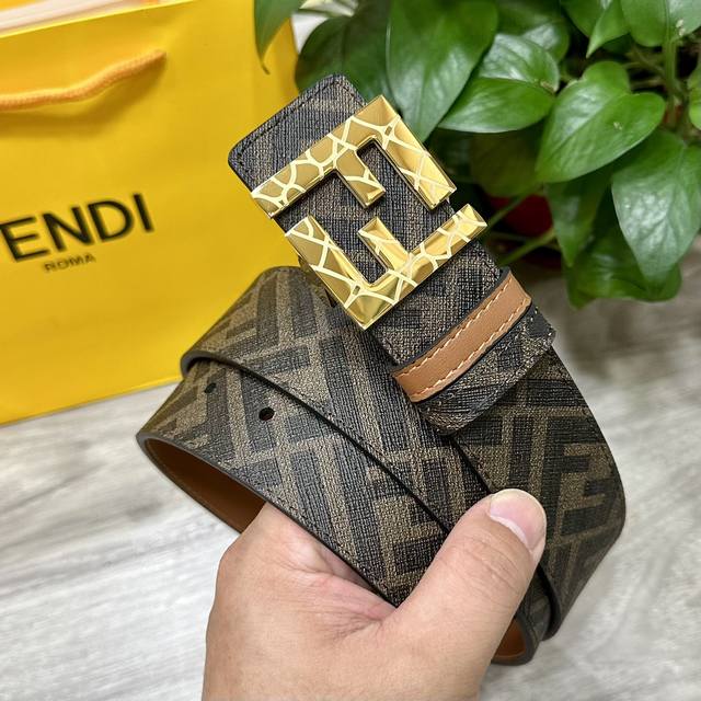 Fendi 芬迪 专柜同款 宽4.0Cm 双环正反用腰带 Ff按钉搭扣 土黄色cuoio Romano皮革材质 反面面料带有烟草黄和黑色ff图案 四方金属饰面