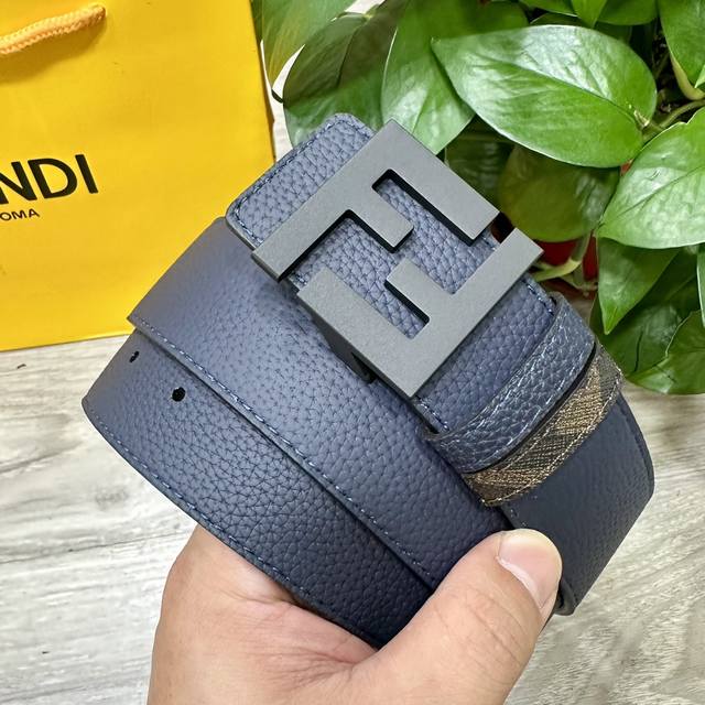 Fendi 芬迪 专柜同款 宽4.0Cm 双环正反用腰带 Ff按钉搭扣 深蓝色cuoio Romano皮革材质 反面面料带有烟草黄和黑色ff图案 四方金属饰面
