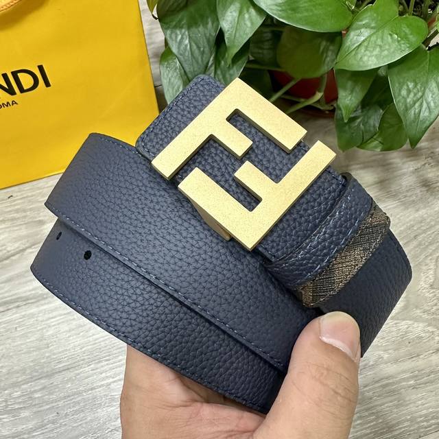 Fendi 芬迪 专柜同款 宽4.0Cm 双环正反用腰带 Ff按钉搭扣 深蓝色cuoio Romano皮革材质 反面面料带有烟草黄和黑色ff图案 四方金属饰面
