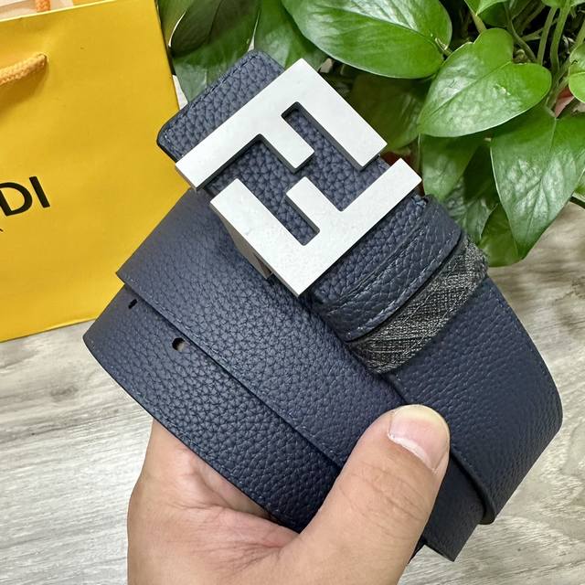 Fendi 芬迪 专柜同款 宽4.0Cm 双环正反用腰带 Ff按钉搭扣 深蓝色cuoio Romano皮革材质 反面面料带有烟草黄和黑色ff图案 四方金属饰面